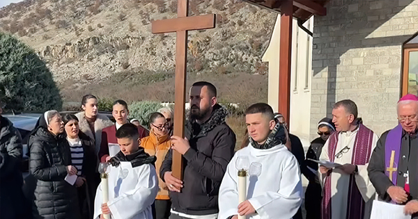  Udha e Kryqit  në Rrjoll kthehet në marshim kundër dëbimit  Kisha krah banorëve