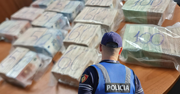 Polici i Komisariatit Nr. 5 Tiranë, kapet me 1 milion euro të fshehura në furgon