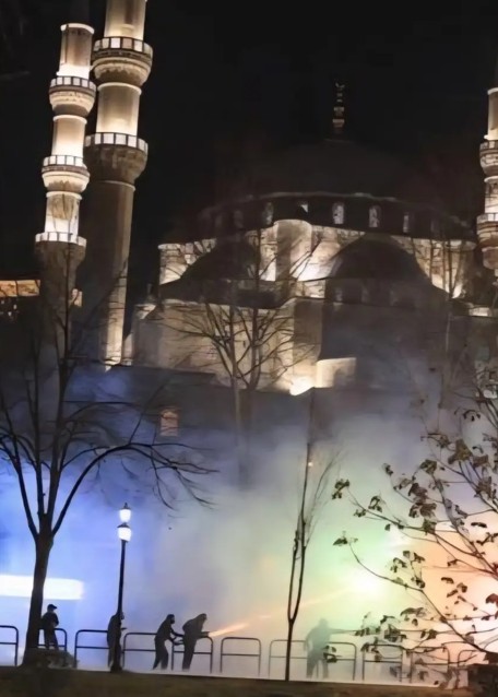 Policia mbyti besimtarët me gaz brenda xhamisë  Rama e Koçiu në rolin e shenjtorëve