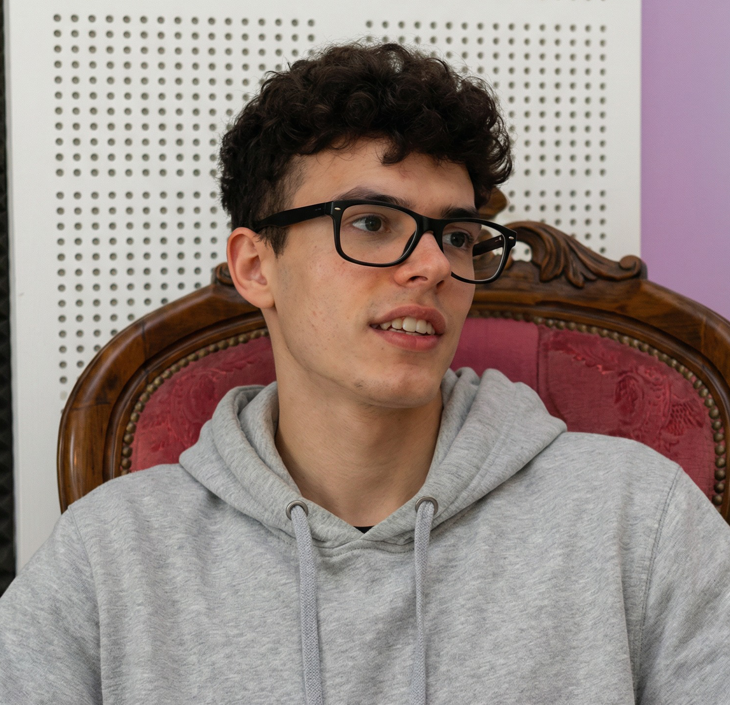  Prindërit më sollën në jetë pa leje  le të më mbajnë    21 vjeçari refuzon punën dhe kërkon llogari për ekzistencën e tij