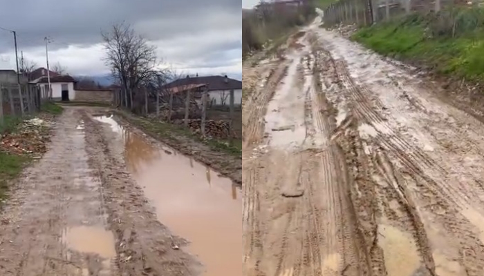Rruga e fshatit Podgorie si në mesjetë  me baltë dhe pa standarde