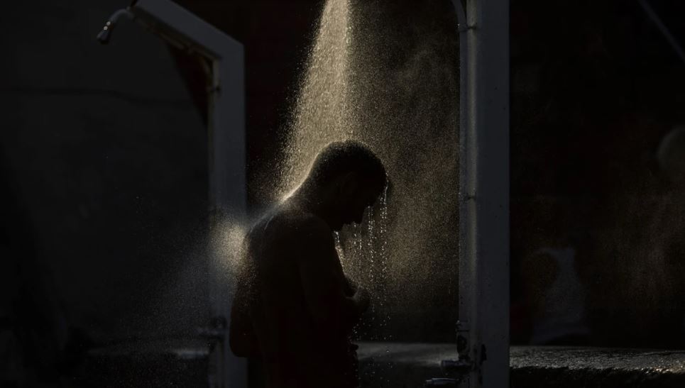 Ia vlen ta provoni: Ekspertët  thonë se dushi në errësirë mund ta lehtësojë gjumin