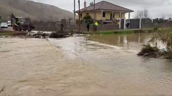 Punimet për kanalizimet dhe reshjet përmbytin Lezhën  disa zona pa energji