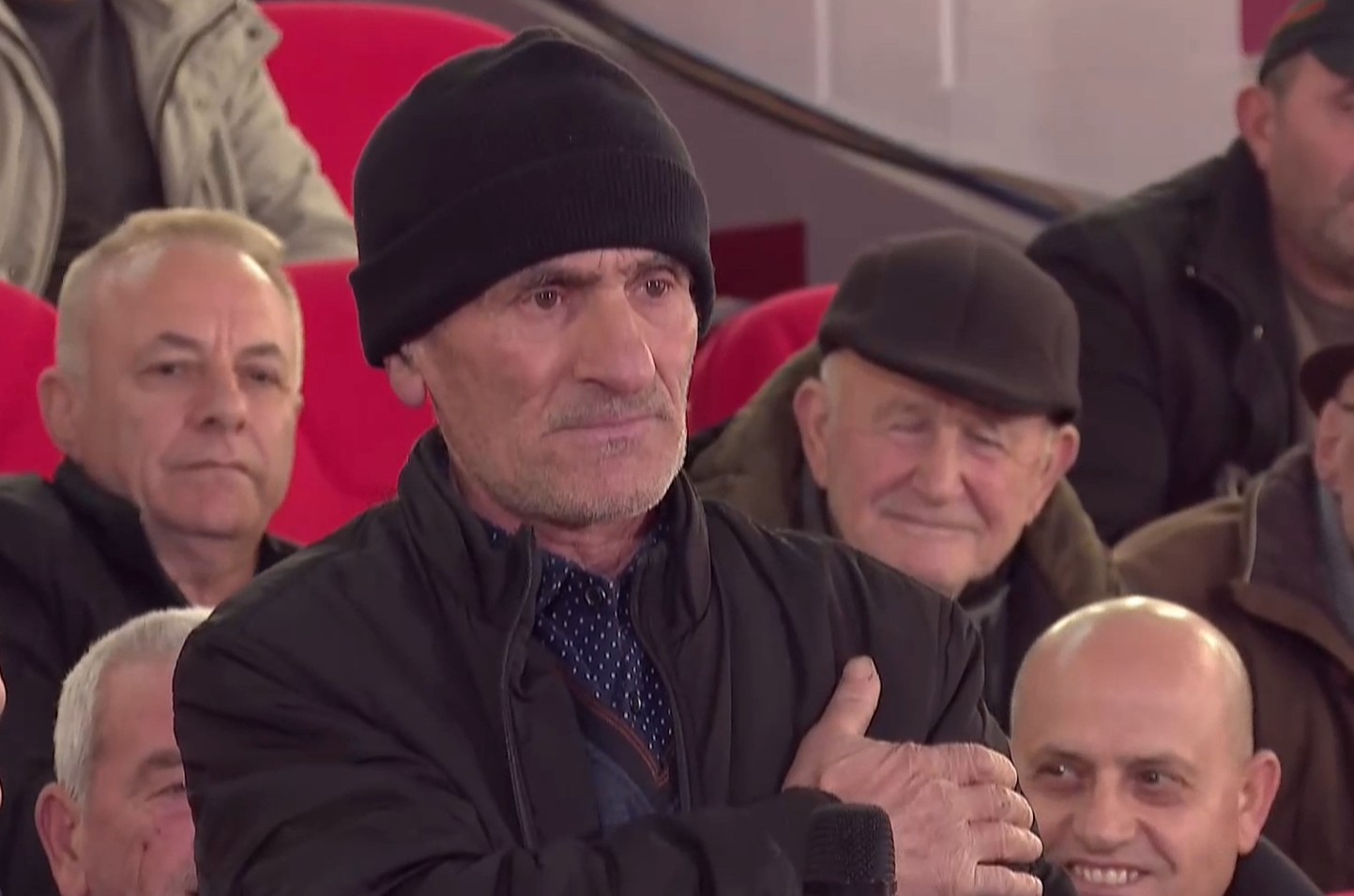 Krutani me letra angleze  Po të thotë Sala prije krahun  e pres 