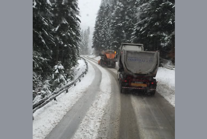 Kamionët nuk po mund të qarkullojnë në rrugën për Mal të Zi