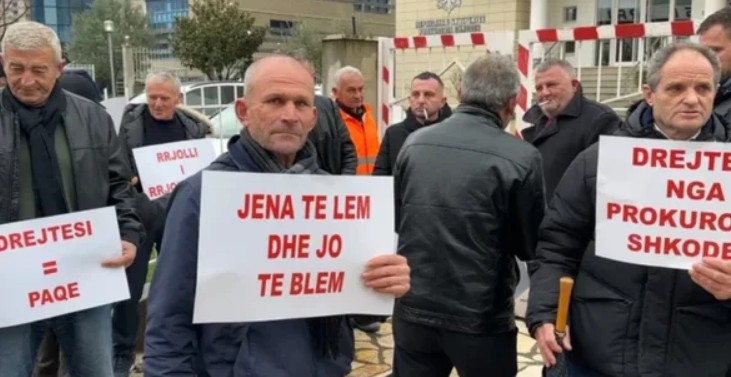 Banorët e Rrjollit protestë në Prokurorinë e Shkodrës  kundër resortit të Ulajt