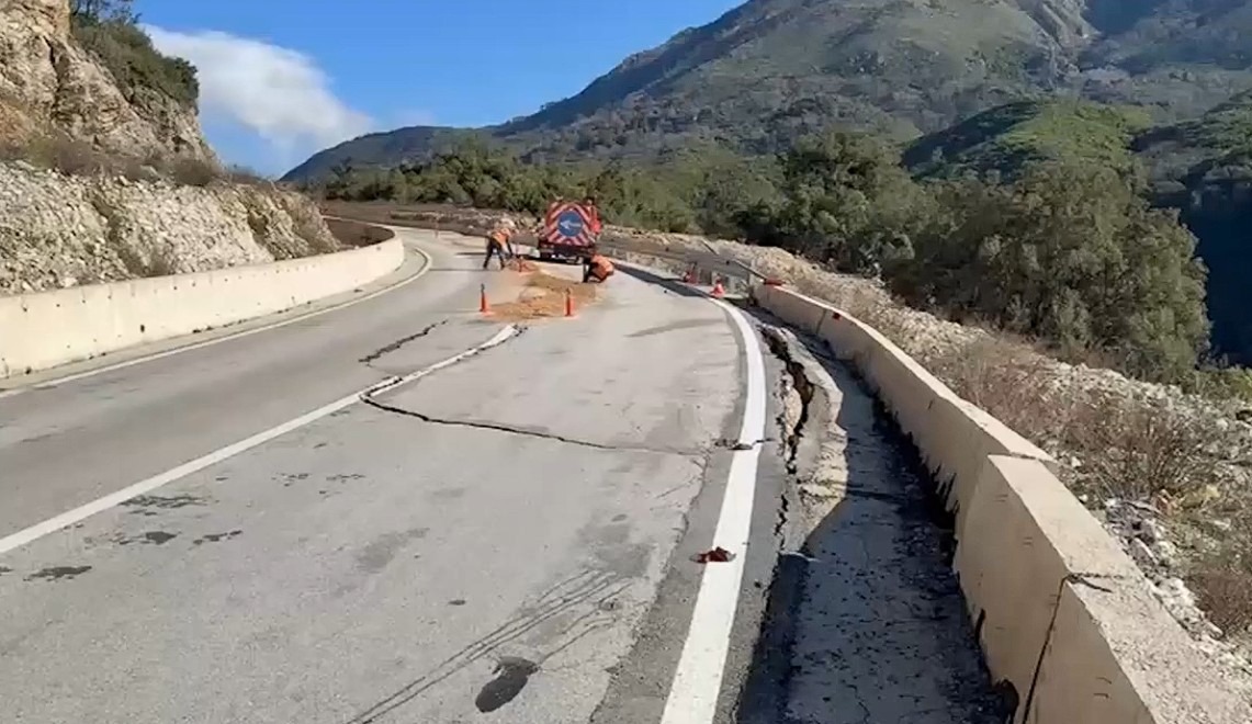 Vijon degradimi i rrugëve  çahet aksi që lidh Lumin e Vlorës me Himarën