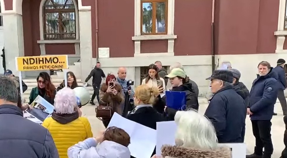 Kundër  TID   durrsakët protestë te bashkia  Turp  Sako jep dorëheqjen 