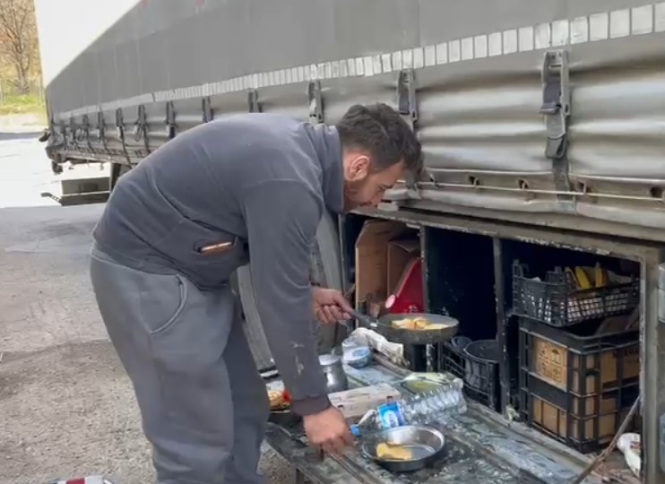 Shembja e rrugës  kamionisti turk gatuan me bombol gazi në Qafë Thanë