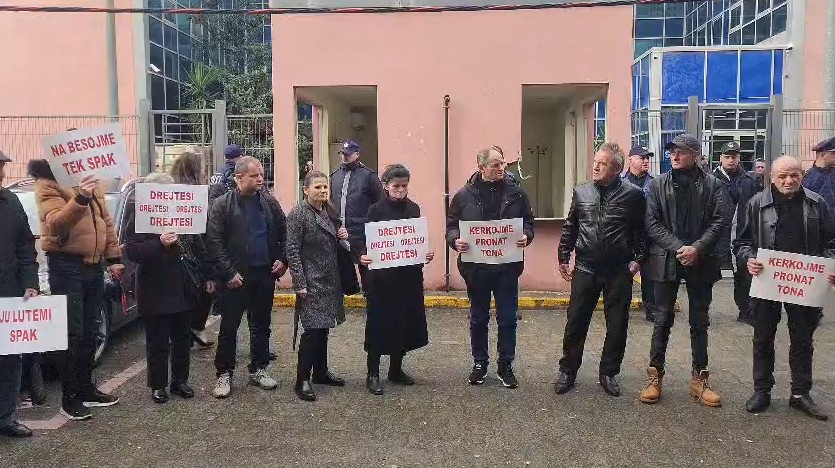 Banorët e Rrjollit protestë në SPAK  pronat e tyre po grabiten nga oligarku Ulaj
