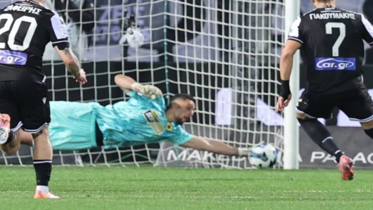 Strakosha pret penalltinë dhe shpëton AEK un nga humbja