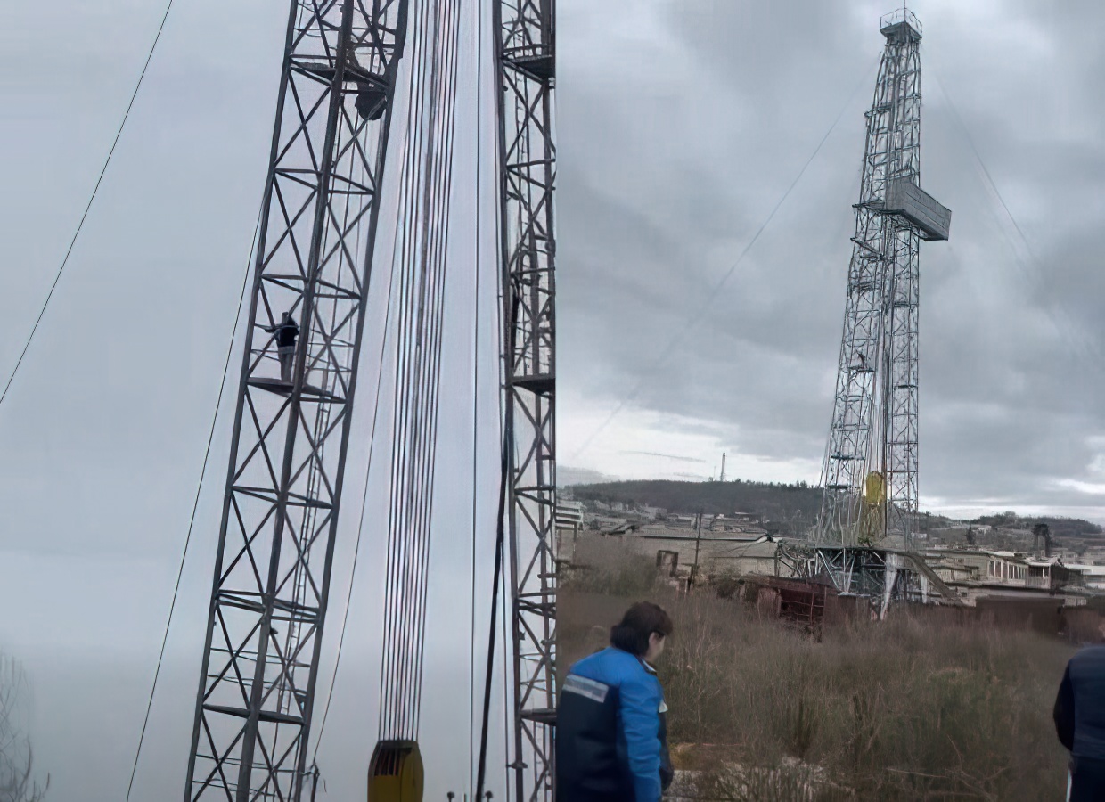 E larguan nga puna  gruaja hipën në një nga kullat e puseve të naftës dhe kërcënon se do hidhet