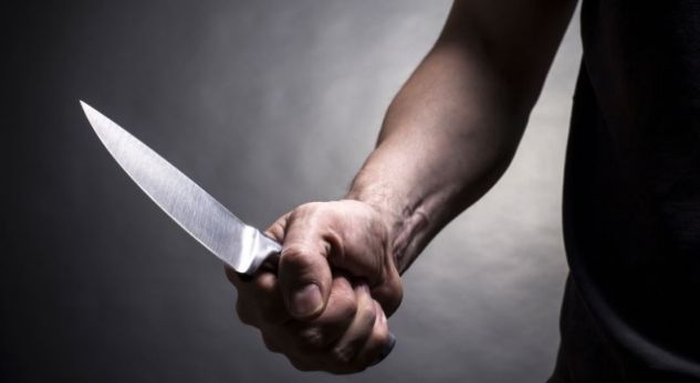 Xhaxhai plagos me thikë nipin e tij në Fier