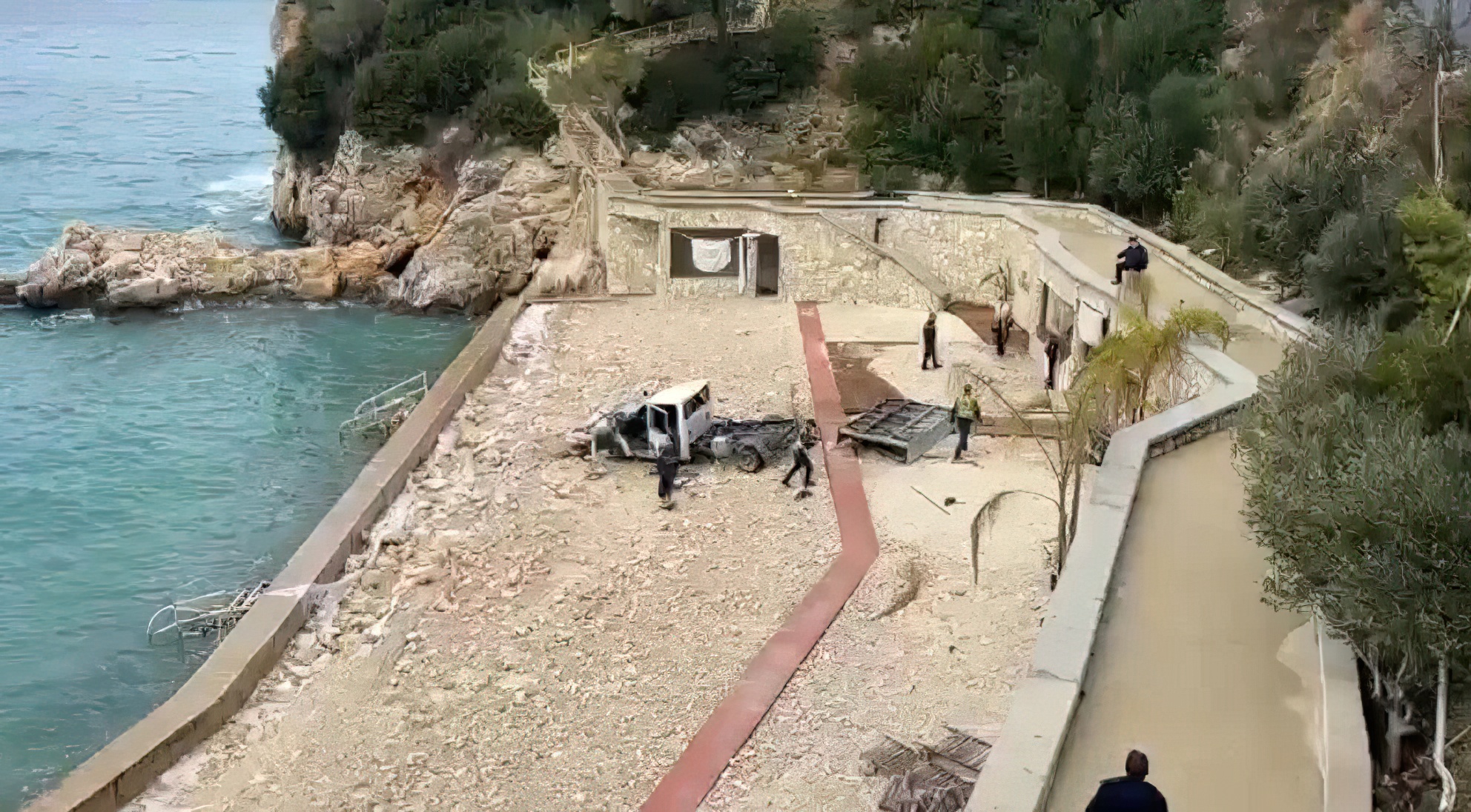 Kamioni del nga rruga dhe përfundon në bregdetin e Vlorës  shoferi në gjendje të rëndë