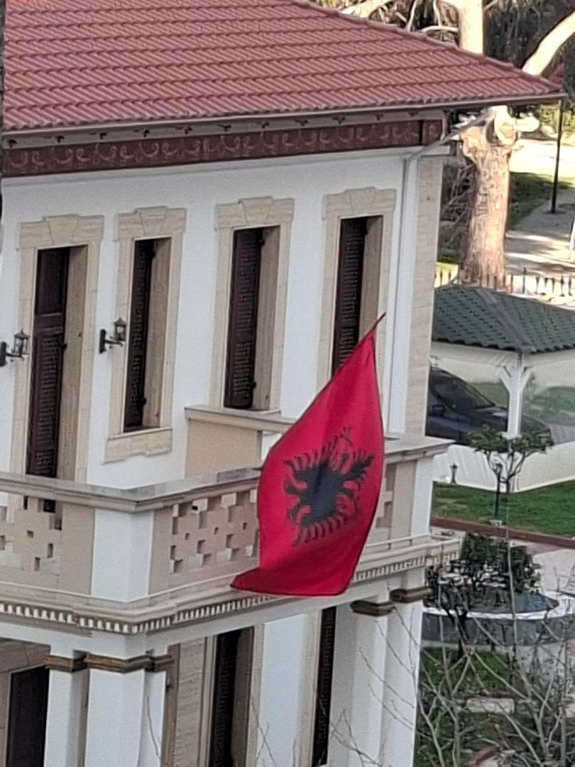 Flamuri kuqezi vendoset kokëposhtë në shtëpinë e tij në Vlorë