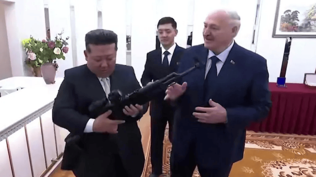 “Në rast se shfaqen armiqtë”, Lukashenko i dhuron një pushkë Kim Jong Un-it