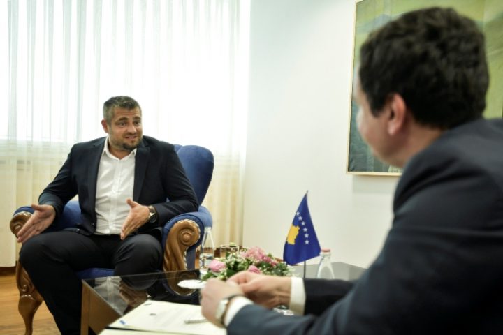 Andin Hoti kontakton deputetët e PDK-së e LDK-së, një nga një