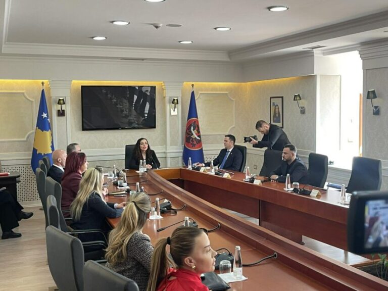 Osmani mbledh krerët e partive, Kurti nuk i shkon në takim