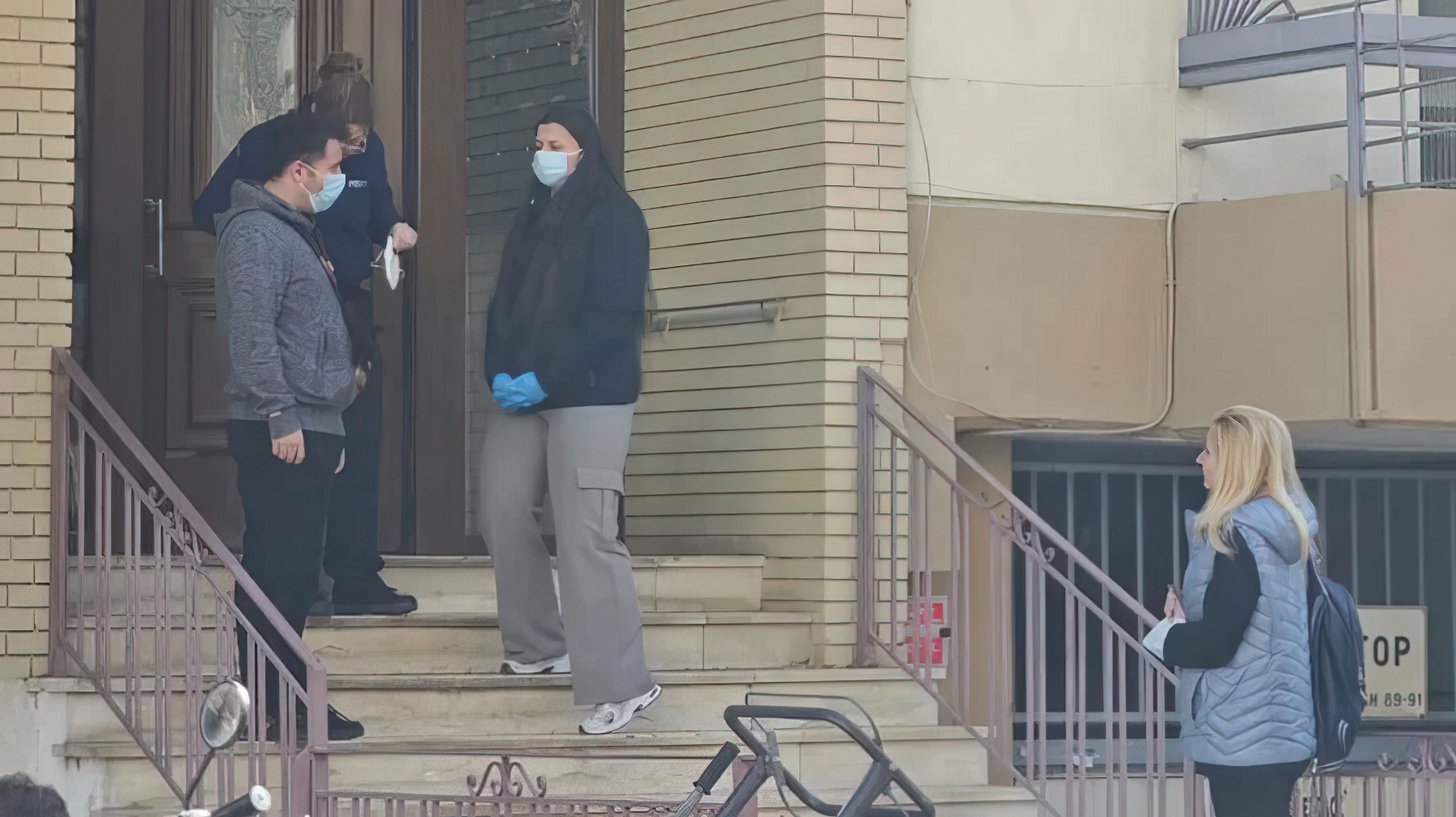 Djali vret nënën dhe motrën  trupat i muros në banesë