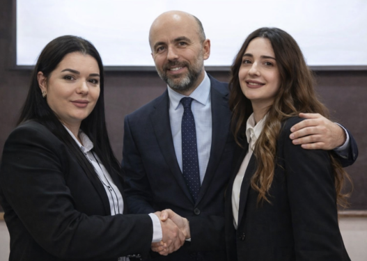 Linda bukuroshja i jep 800 MILIONË LEKË oligarkut Klodian Allajbeu me ortaken e mbesës së Berishës