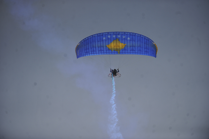 Shkruhet historia: Pilotja kosovare  renditet e para në botë  në paragllajd