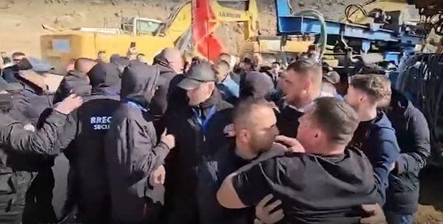  Policia e Ulajt  dhunon barbarisht protestuesit e Rrjollit  mes tyre dhe gra