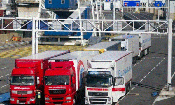 Tentuan të hyjnë në Britani të fshehur në kamion, arrestohen dy shqiptarë