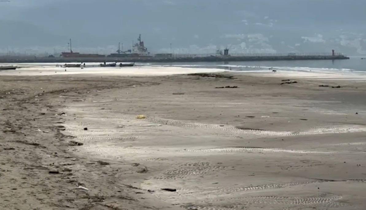 Deti në Vlorë tërhiqet 10 metra nga bregu  vështirësi për peshkatarët