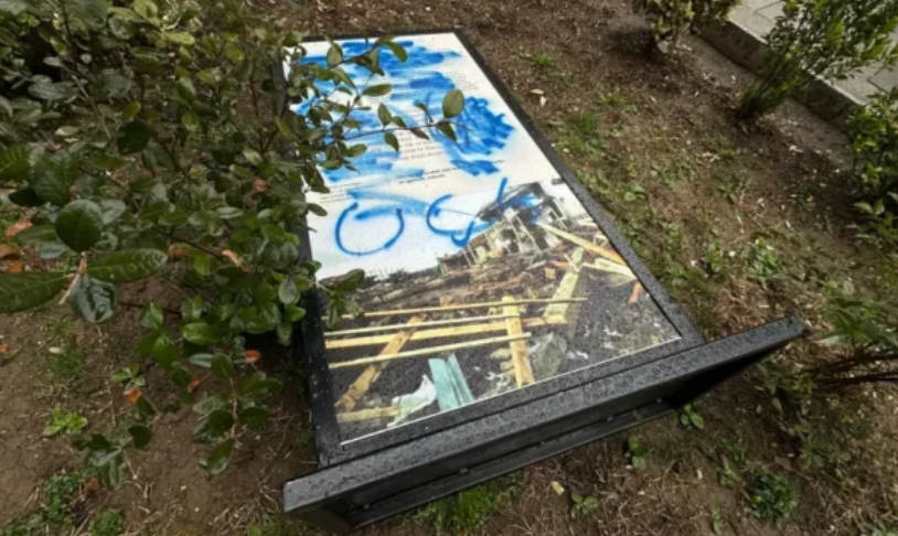 Protesta qytetare ndaj ekspozitës për masakrat, ngjyrosen e rrëzohen tabela