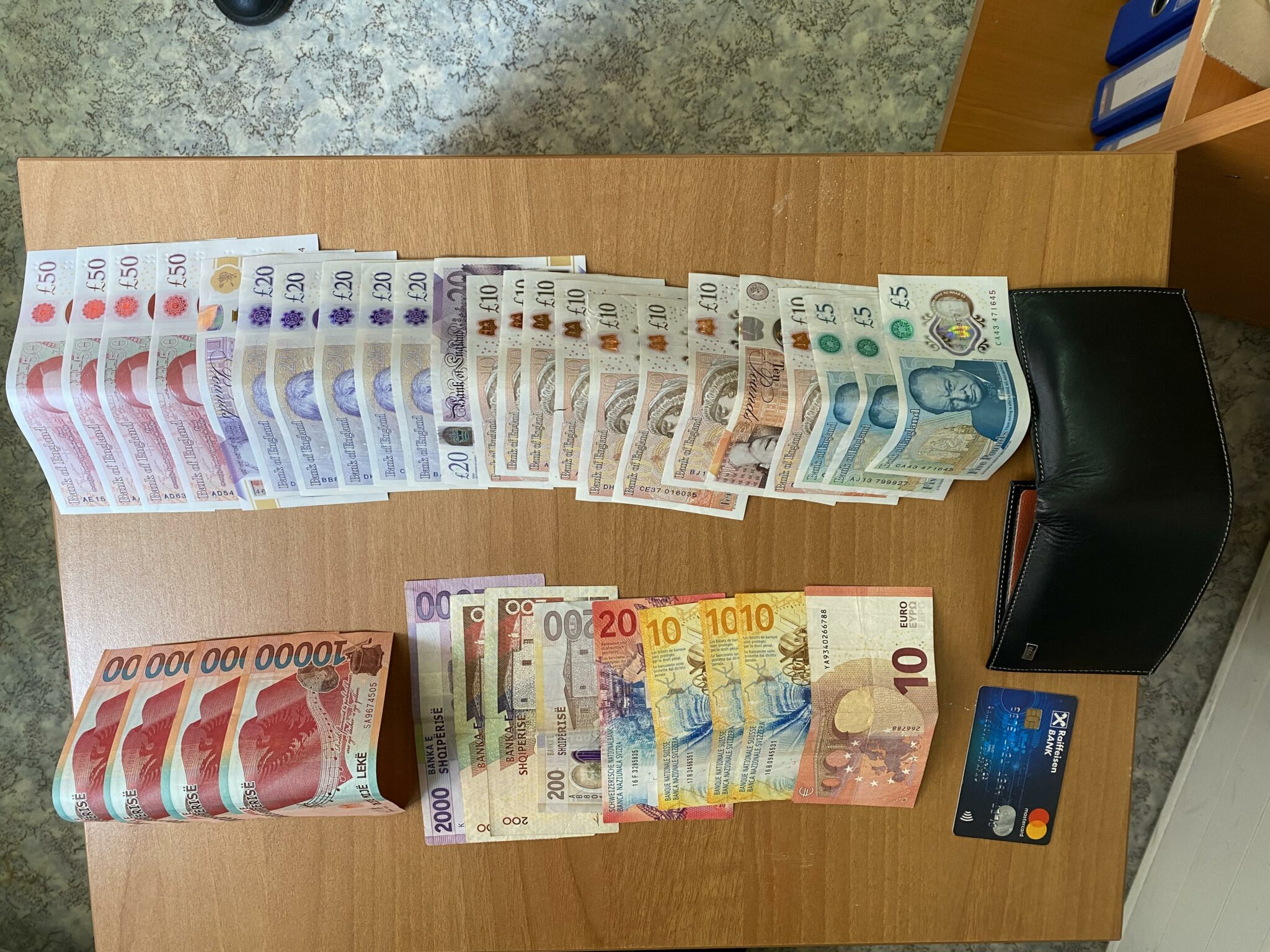 Qytetari nga Istogu gjen një kuletë me para dhe e dorëzon në polici në Junik