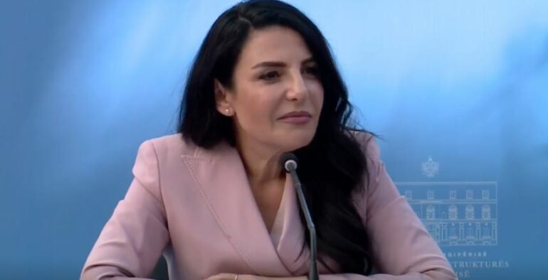 Bela gjatë lamtumirës  I lamë Shqipërisë vepra 