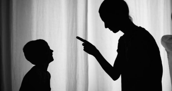 Pejë: Gruaja e rrihte fëmijën, burri e denoncon në polici