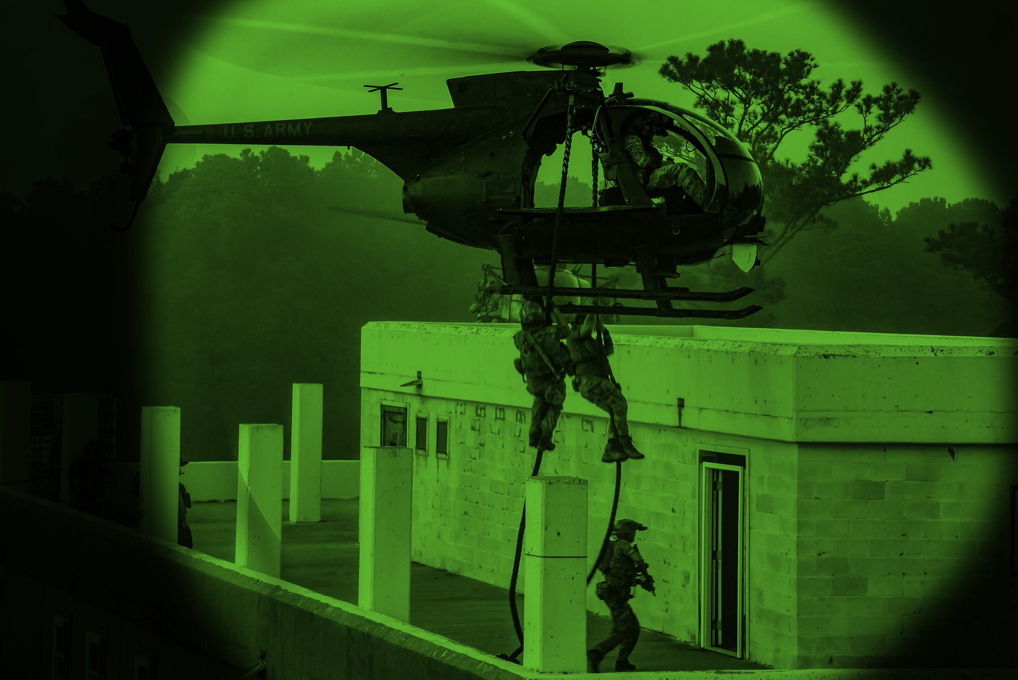 SHBA  rrethon  Iranin  Mijëra parashutistë elitë dhe marinsa zbarkojnë në rajon