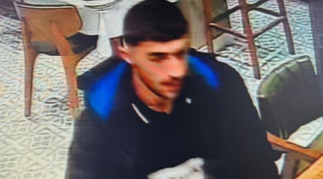 Plagosi bashkëkombasin e tij në Sauk  foto e autorit turk  Dinamika e ngjarjes