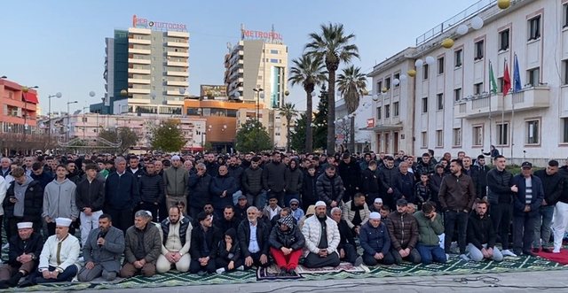 Kolazh videosh  namazi i Bajramit mbush sheshet në qytetet e Shqipërisë 🌙