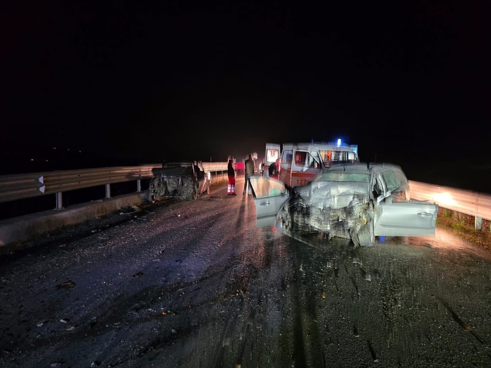 Aksidenti me 3 viktima në Vlorë   Ford  i i pozicionuar gabim u përplas nga  Benz  i me 120 km h 
