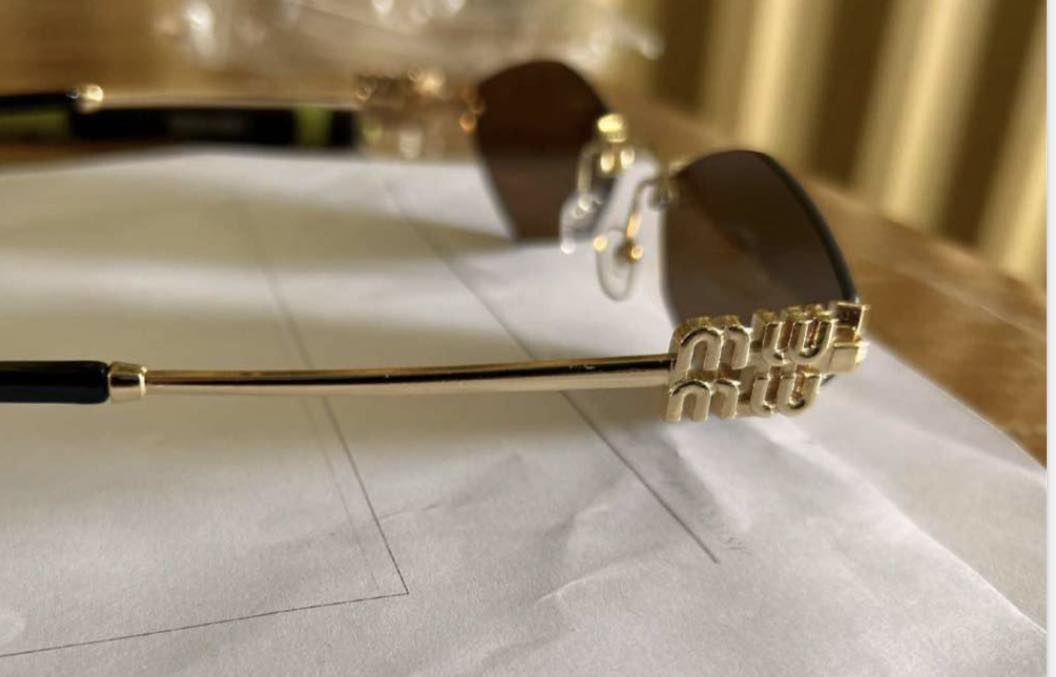 Dogana e Kosovës “kap” mbi 2 mijë palë syze fals “Gucci”, “Porsche” dhe “Miu miu”