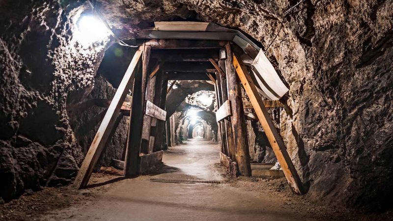 Shembet masivi shkëmbor në minierën e Spaçit  plagoset rëndë minatori