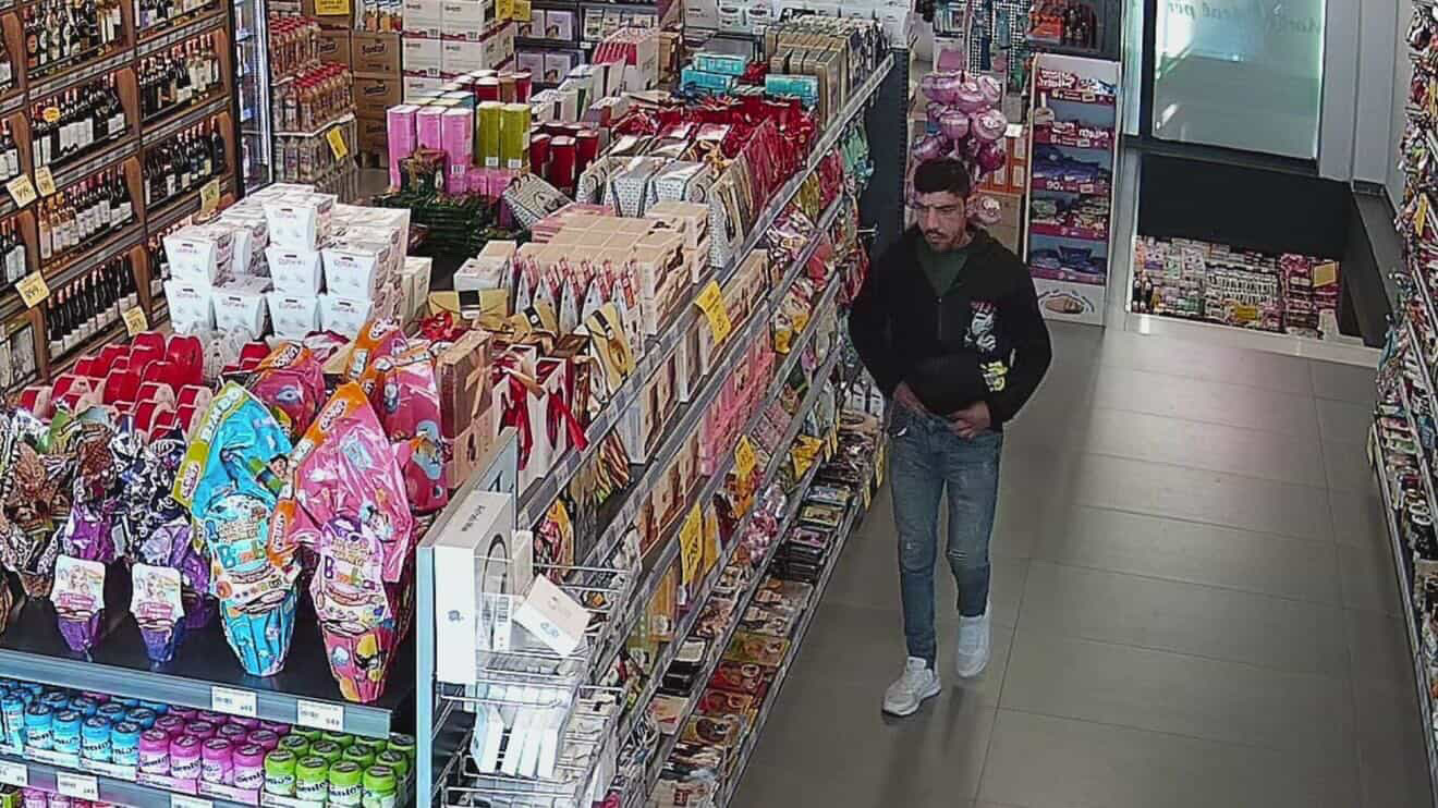 Shtohen hajdutët e çokollatave  i riu vjedh disa pako dhe i fut në pantallona