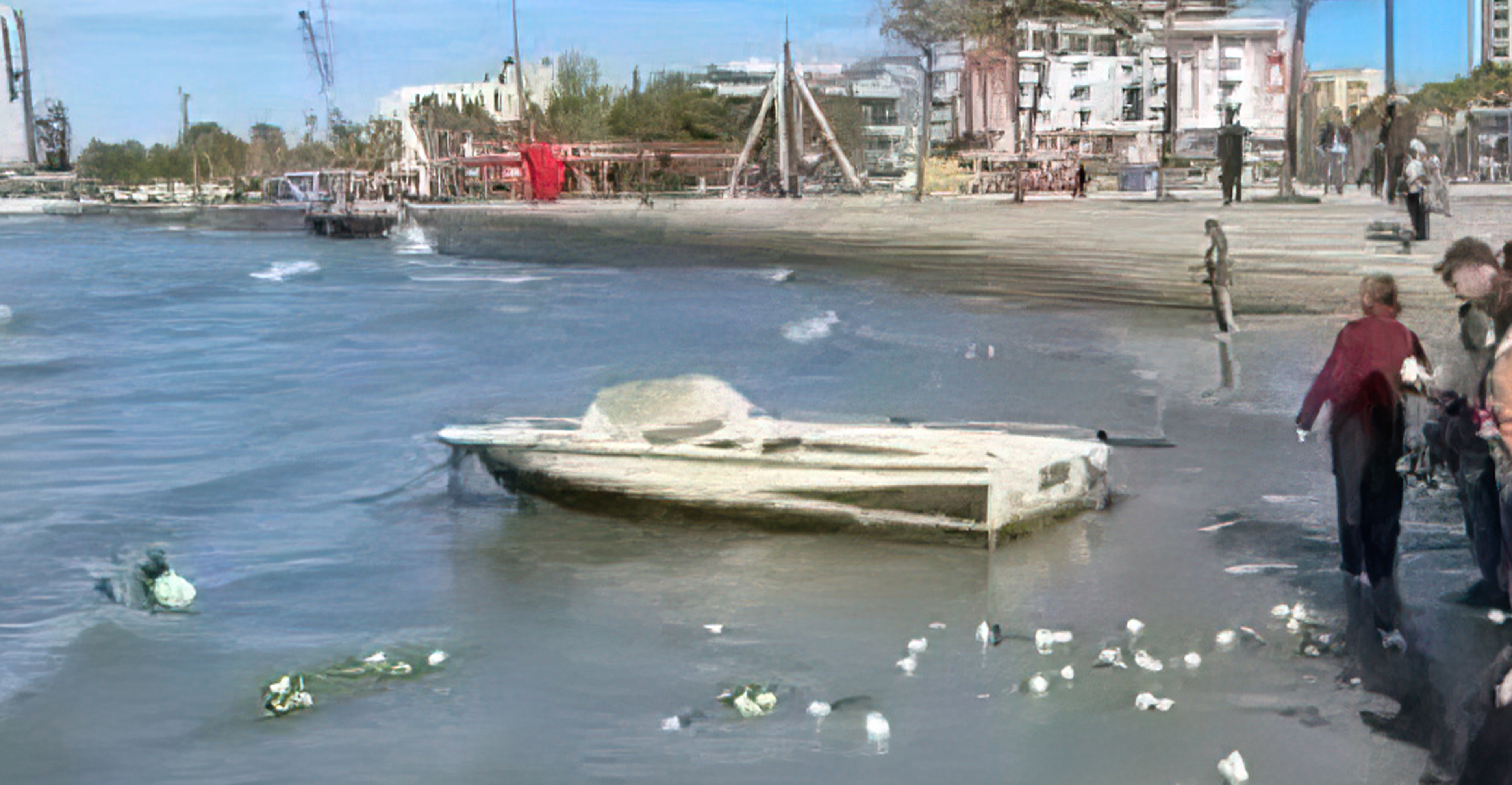 Qytetarët e Vlorës nderojnë viktimat e Otrantos  hedhin në det trëndafila të bardhë