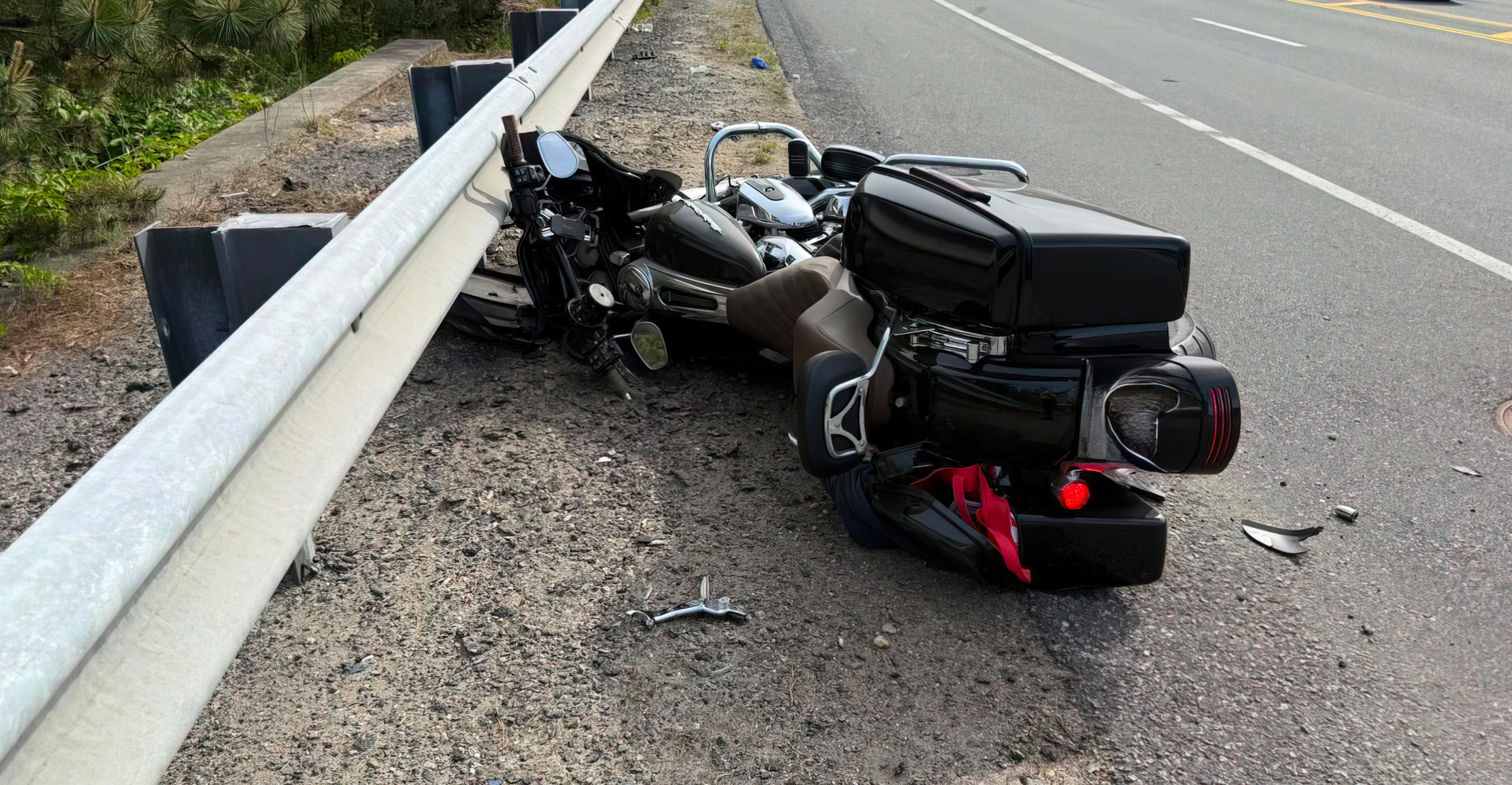 Motori përplaset me barrierat e rrugës  humb jetën drejtuesi 28 vjeçar