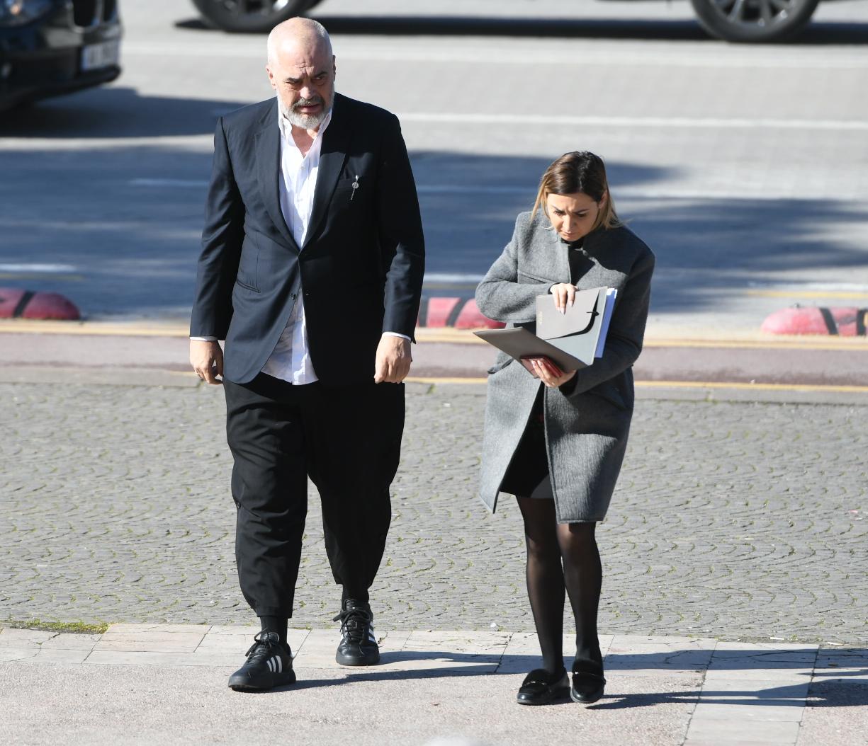 Xhaketat  kollaret dhe brekushet e Ramës marka që kushtojnë shtrenjtë