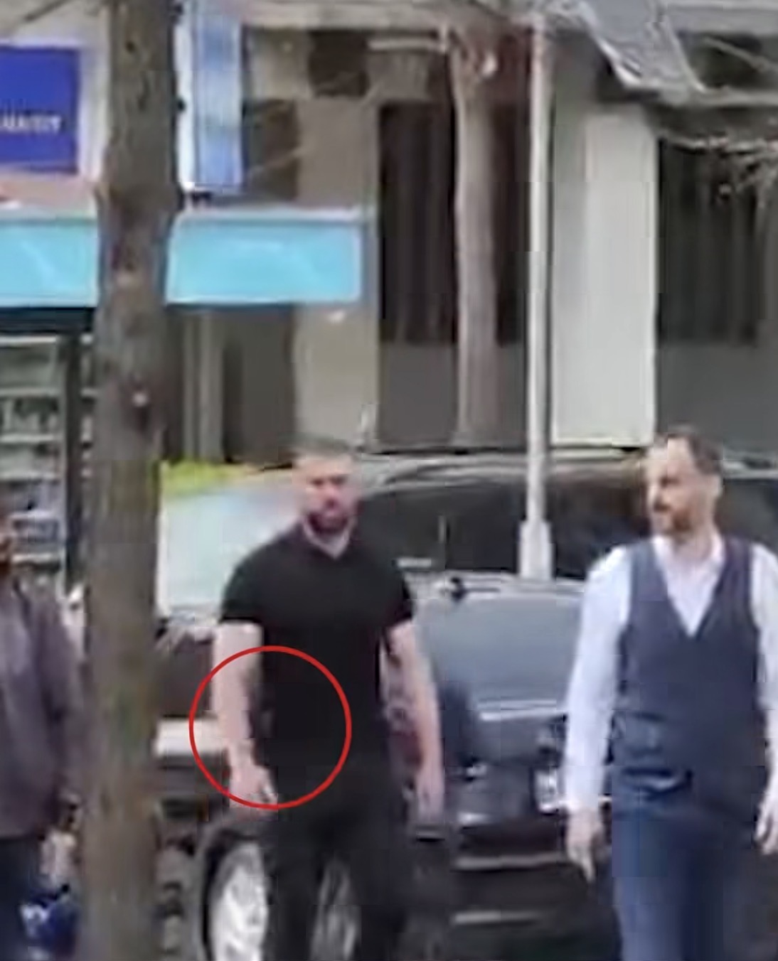 Truproja e Besfort Lamallarit mbron me armë në brez shefin nga demokratët në mes të Tiranës