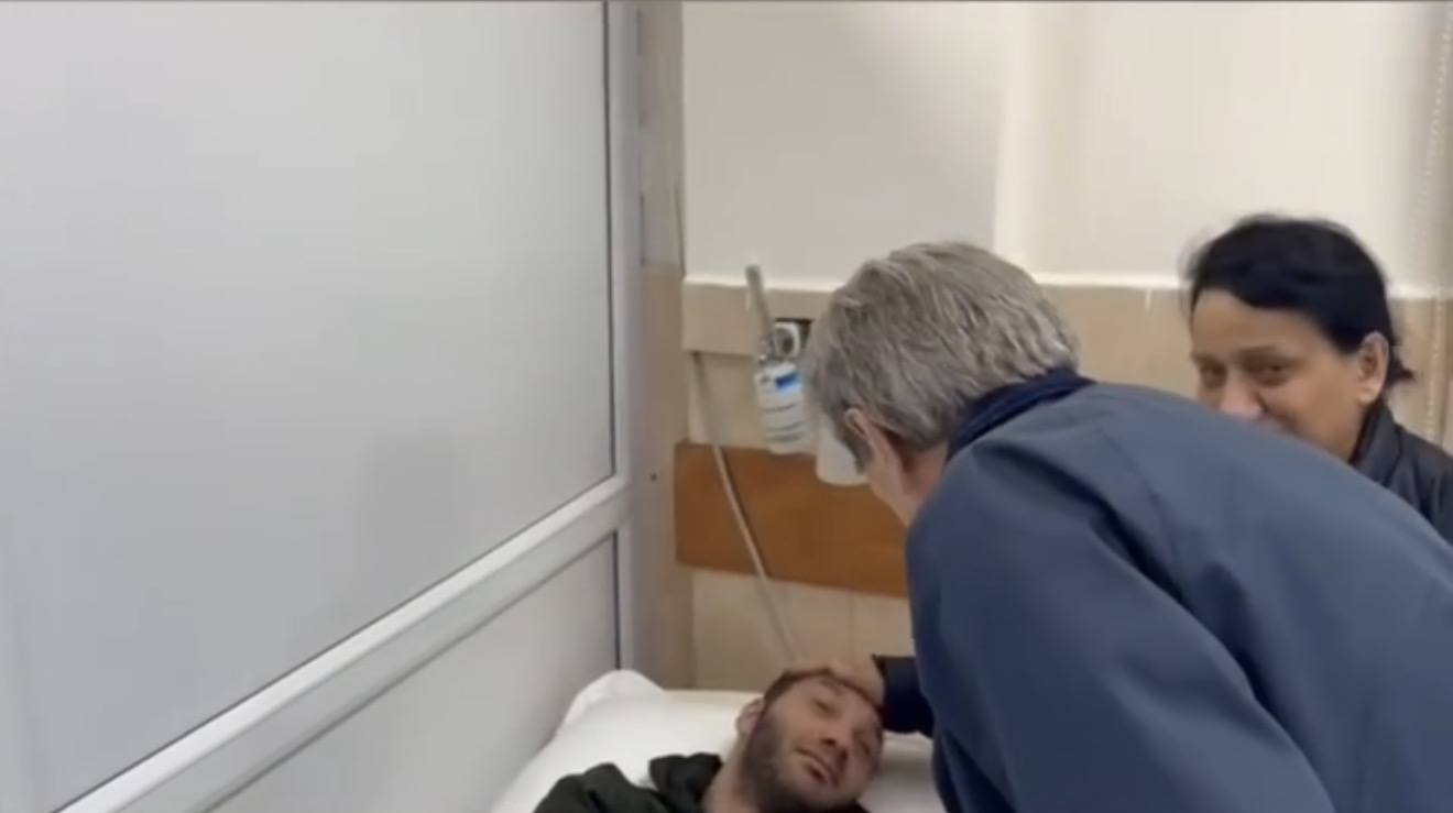  Baba  Berisha shëroi me prekje koke protestuesit e lënduar