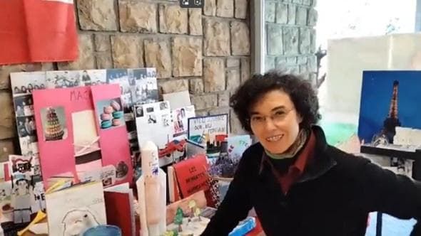 Tmerr në shkollën fillore! 13-vjeçari qëllon me thikë zyshën!