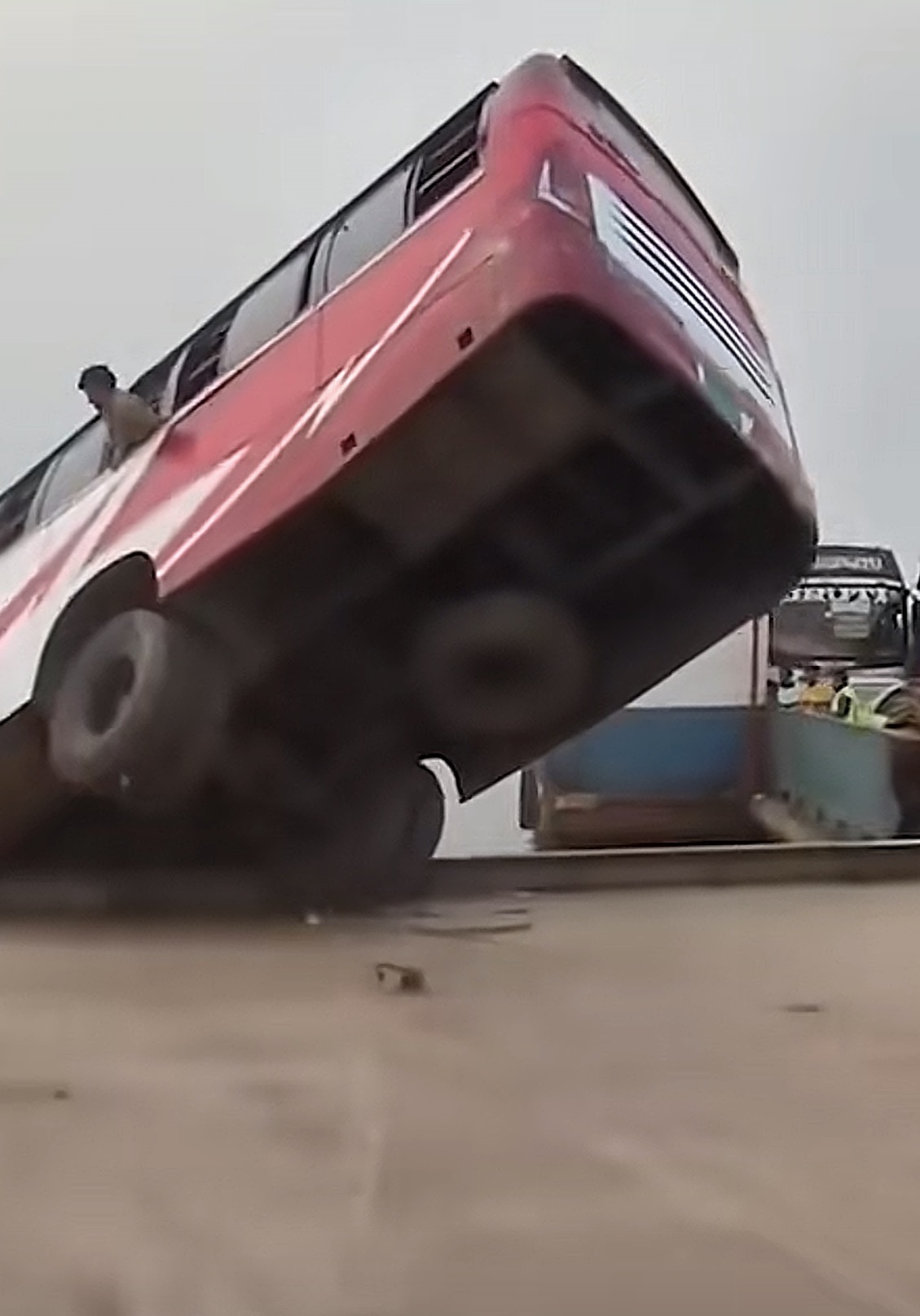 Bangladesh  Momenti i frikshëm kur autobusi me pasagjerë fundoset në lumë