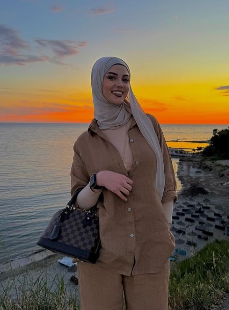 Influenceres Hatixhe Brika i publikojnë në rrjet foto gjysmë n*do! Shpërndahen kudo në WhatsApp