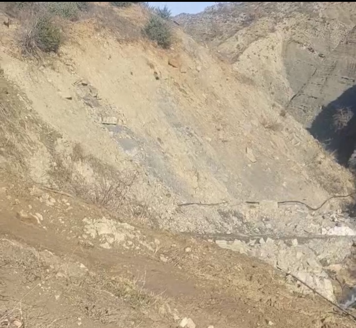 Rrëshqitja e dheut bllokon rrugën në Përmet  banorët prej 45 ditësh të izoluar