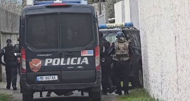 Të shtëna me armë në Shkodër  Shoferi s i ndalet policisë  pasagjeri qëllon dhe arratiset