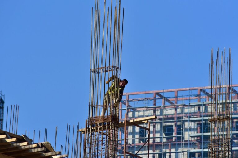 tensionet-globale-godasin-ndertimin-hekuri-ne-rritje-priten-cmime-me-te-larta-per-apartamentet